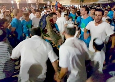 ושמחת בחגך: אלפי חוגגים באירועי סוכות ושמחת תורה בלוד