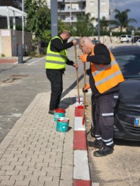 שלטי אזהרה, מדרכות באדום לבן, קנסות וגרירת רכבים:  בעיריית לוד נלחמים בנהגים שחוסמים את הדרך לפינוי האשפה