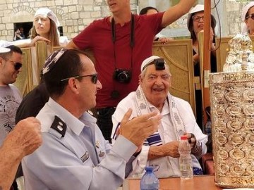 יִשְׂמַח חֲתָנִי בִּקְהַל אֱמוּנַי: בר מצווה מאוחרת ל-18 קשישים לוד