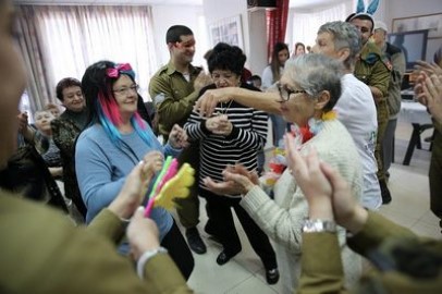 פורים שמח לקשישים בלוד