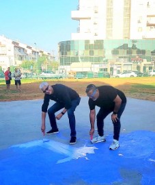 צובעים את המגרש עם הקהילה בנאות יצחק בלוד