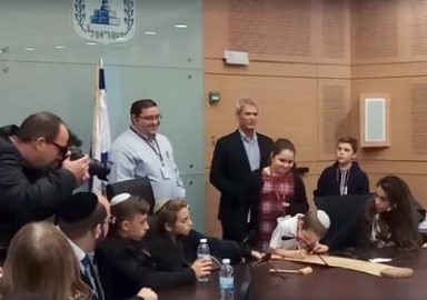 ההיסטוריה חוזרת: צאצאיו הלודאים של ד"ר זרח ורהפטיג חתמו על מגילת העצמאות