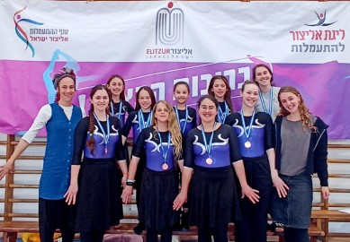 5 מדליות לבנות נבחרת ההתעמלות והאקרובטיקה של מתנ"ס דנוור בלוד בתחרות אזורית