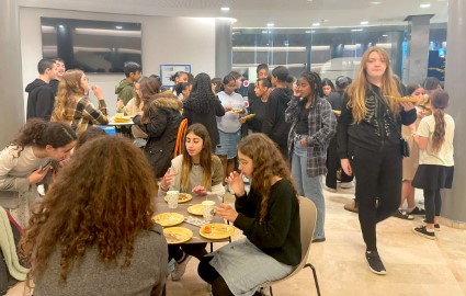 לא עוזבים את העיר: מאות מהנוער בלוד נהנו מפינוקים וסרט בהיכל התרבות