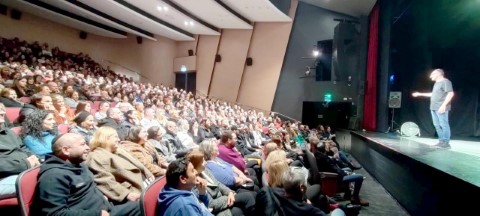 הסטנדאפיסט ישראל קטורזה חתם את "המנוי המצחיק 2" בהיכל התרבות בלוד