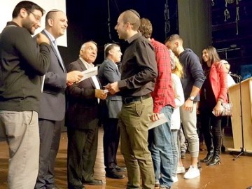 מסורת: בטקס מרשים קיבלו 260 סטודנטים מלוד, מלגות ראש העיר בסך 450,000 שקלים