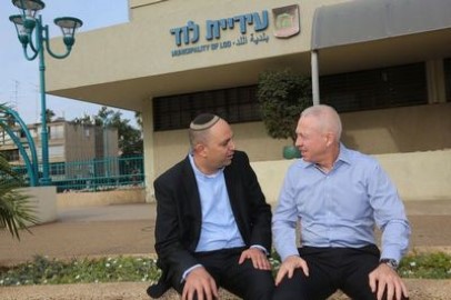שר הבינוי יואב גלנט בפגישת עבודה בלוד:נפעל לקידום הסכם הגג ולחיזוק חוסנה של העיר