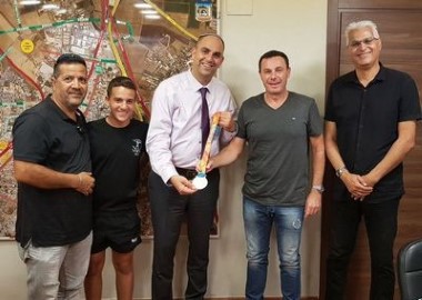 מאמן טניס השולחן המצליח מלוד במפגש הוקרה עם ראש העיר