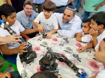שר המדע והטכנולוגיה וראש העיר ביקרו את חניכי קייטנות המדע בלוד