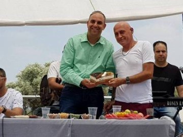 מאות מתושבי לוד חגגו "שישי שמח" בבריכת השחייה העירונית