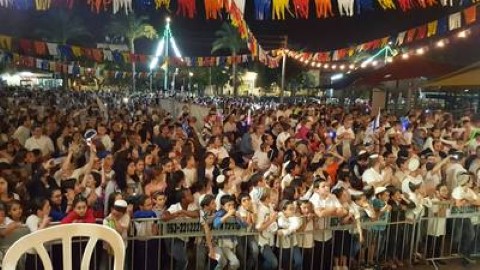 אלפים בבמה הדתית באווירה מרוממת ומדהימה