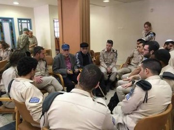 "פרח לניצול" במרכז יום לקשיש בלוד בהשתתפות 100 חיילים מהיחידה להגנה אווירית