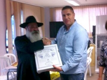 400 תוי שי לפסח חולקו למשפחות מעוטות יכולת בלוד