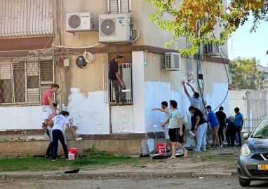 סיוע למעוטי יכולת: מבצע שדרוג בצבע לבניינים ברחוב שלמה המלך בלוד