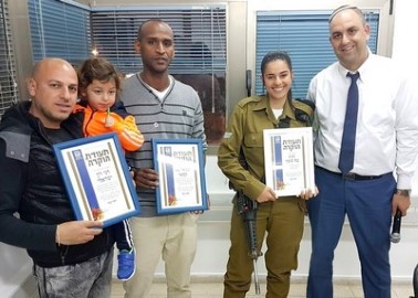 תעודות הוקרה לחיילת שהדפה תוקף שניסה לחטוף את נשקה ולתושבי לוד שהביאו ללכידתו
