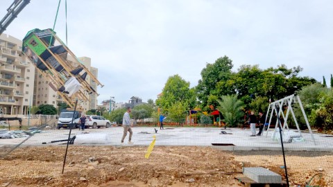 מתקני משחקים חדשים, הצללה וריהוט גן בפארק 'גוש קטיף' בלוד