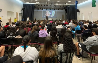 מעצבת האופנה הבינלאומית בהרצאה מעוררת השראה לתלמידי תיכון דרכא בלוד