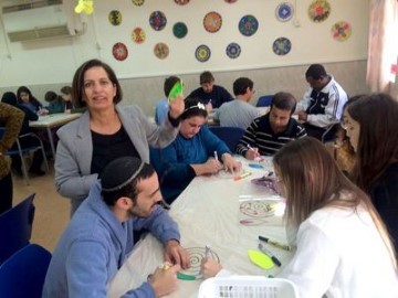 חניכי אקי"ם ותלמידי כיתות ח' מבי"ס "גני אביב" בלוד בפעילות משותפת לחנוכה