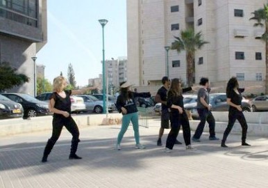 לכבוד הסתיו, תיאטרון רחוב ספונטני ברחבי לוד