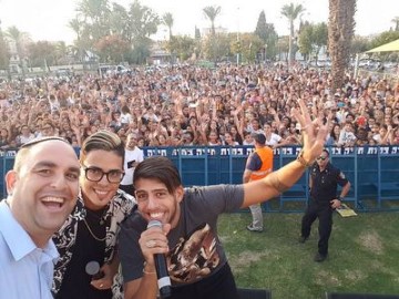 אחרי החגים: אלפי ילדים ובני נוער במופע מקפיץ של בן אל תבורי וסטטיק שהתקיים בלוד