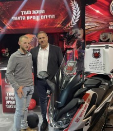 שני אופנועי חירום הוקצו למתנדבים תושבי לוד בכנס השקת "יחידה 360"