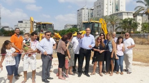 מפילים את הגדר המקיפה את שטח הבור בגני אביב בלוד