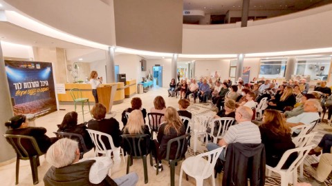 מגישת תכנית 'חיסכון' ב'חדשות 12' ריתקה את תושבי לוד על כלכלת ישראל והשלכותיה