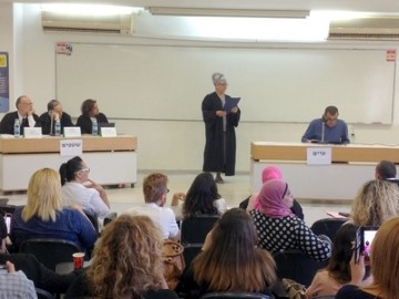 משתתפי "אוניברסיטה בעם" בלוד במשפט מבוים