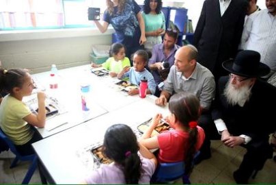 ביקור פתע של שר החינוך ושר הבריאות בבי"ס המעפילים בלוד: מה אוכלים התלמידים?