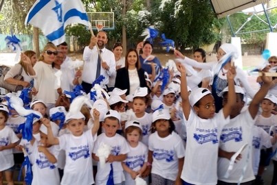 ילדי גני הילדים בלוד פתחו את חגיגות העצמאות וצבעו את העיר בכחול לבן