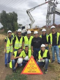 תלמידי אורט ערבי לוד יצאו לסיור בשטח עם עובדי חברת החשמל