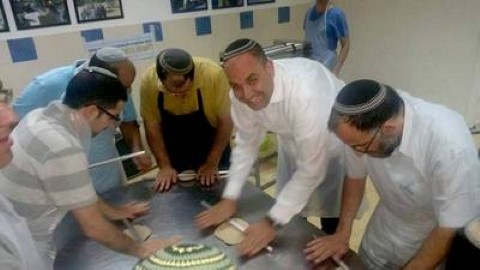 "לשם מצת מצווה": מצות שמורות מידי ראש העיר יאיר רביבו