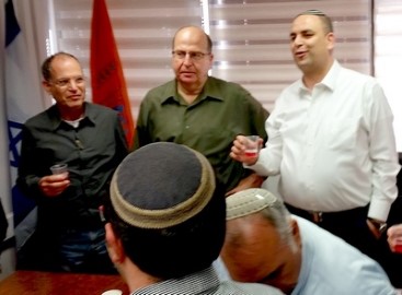 שר הביטחון בלוד: חג פסח שמח!