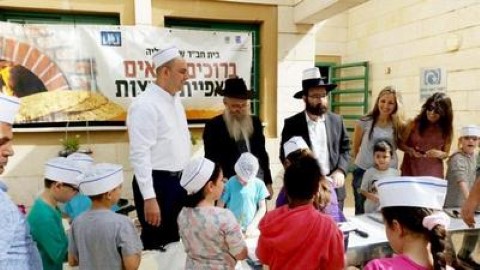 בלוד כבר אופים מצות לקראת חג הפסח
