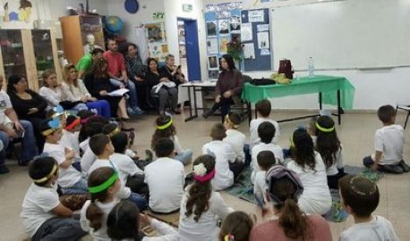 הסופרת דתיה בן דור בבי"ס גני יער בלוד