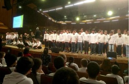 תלמידי המעפילים בלוד על בימת התזמורת הפילהרמונית הישראלית