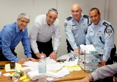 דוגמא אישית: ראש העיר והמנכ"ל מתנדבים למשמר האזרחי בלוד!