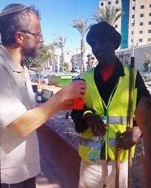 רואים קרוב בלוד ומחבקים את נותני השירותים בעיר בהמון חום ואהבה