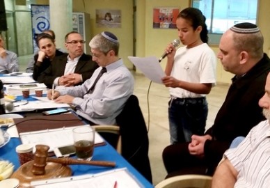 יסמין אלסאנע תלמידת כיתה ח' בנאום מרגש בפני מועצת העיר לוד על שלום וחיים משותפים: