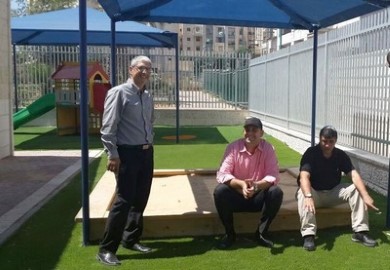 ראש העיר יאיר רביבו הנחה לשדרג את גני הילדים בלוד בדשא סינטטי