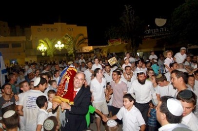 ושמחת בחגך והיית אך שמח בלוד