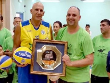 ותיקי מכבי תל אביב בכדורסל במשחק ידידות מול אליצור לוד לזכר שלושת הנערים