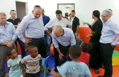 שר החינוך נפתלי בנט ביקר במתנ"ס היהודי ערבי ברמת אשכול בלוד: לומדים לחיות יחד בלוד