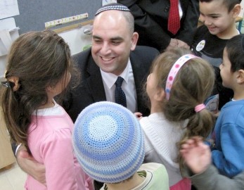 בשורה לחינוך בלוד: המדינה תממן באופן מלא את הסייעת הנוספת בגני הילדים בעיר