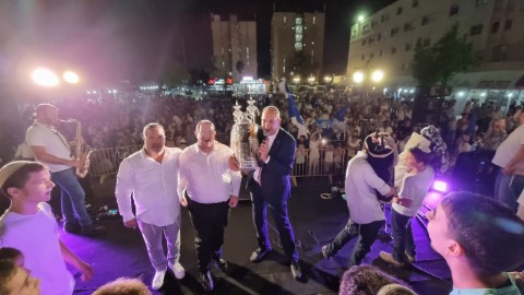 אלפים מתושבי העיר לוד פיזזו עם ספרי התורה ב'הקפות שניות' של שמחת תורה