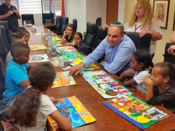 לפני התערוכה בצרפת עוברים בלשכת ראש העיר לוד