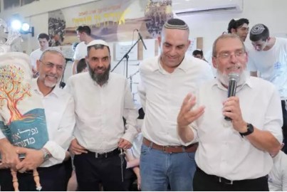 תלמידי צביה אלישיב בלוד מחזרו 84,000 בקבוקים ומהכסף – הכניסו ספר תורה לישיבה