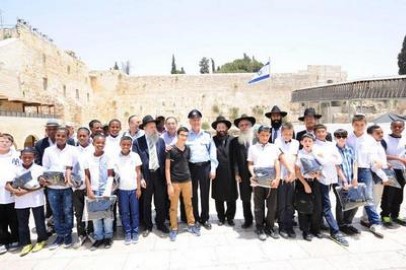 "שערי עליה" בלוד חגגה בר מצוה ל-30 חתנים, בחסות קהילת רומא