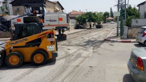 ממשיכים בעבודות סלילה וריבוד כבישים בלוד