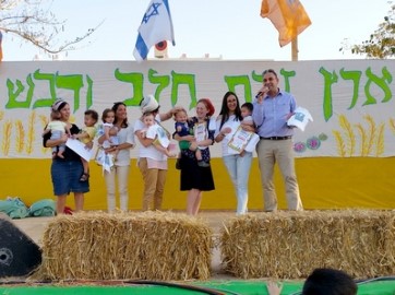 המונים בשוק איכרים צבעוני וססגוני לרגל שבועות בלוד
